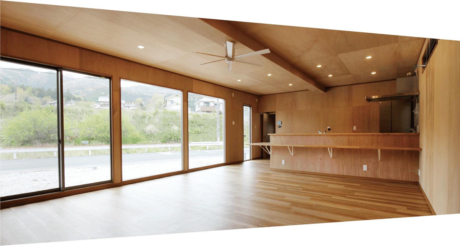 既成コンテナより開放的な室内